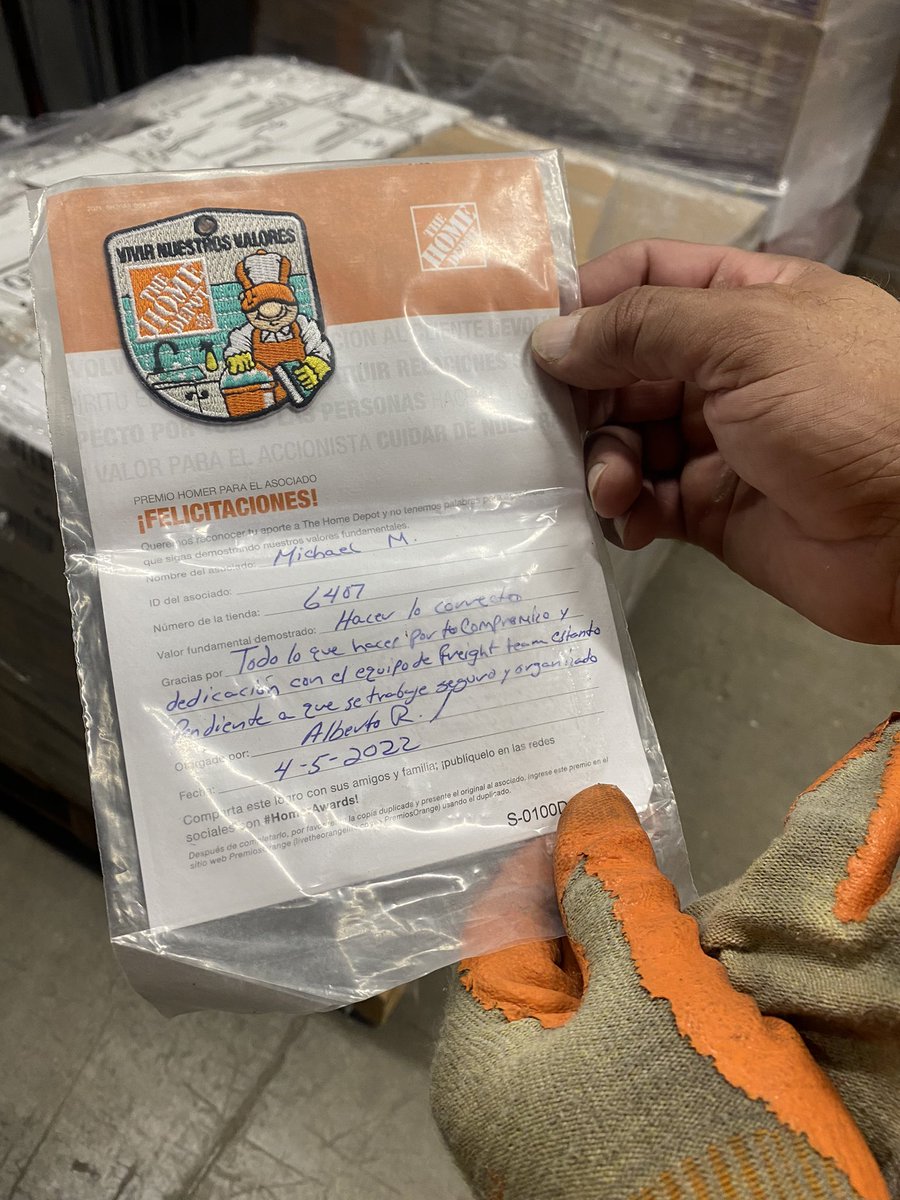 ajramirez2011's tweet photo. Reconociendo a Michael Martínez por su compromiso y dedicación con el equipo del freight Team 6407 Mayagüez siempre pendiente a que se trabaje seguro y organizado muchas gracias https://t.co/qx9y6DP6Kl