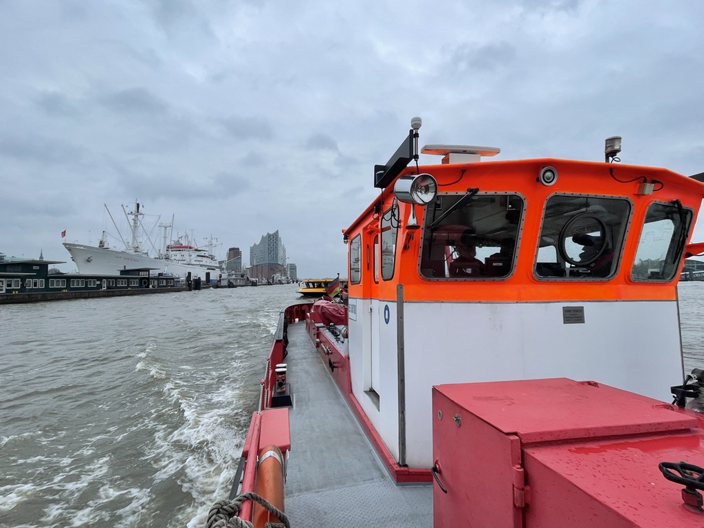 FeuerwehrHH's tweet photo. Die letzte Fahrt unseres Löschboots BRANDDIREKTOR KRÜGER.
Ein Stück Geschichte im @PortofHamburg geht heute in „Pension“
Danke für den unermüdlichen #EinsatzfuerHamburg, liebe Krüger 🚒⚓️ https://t.co/SuymU7qZYa