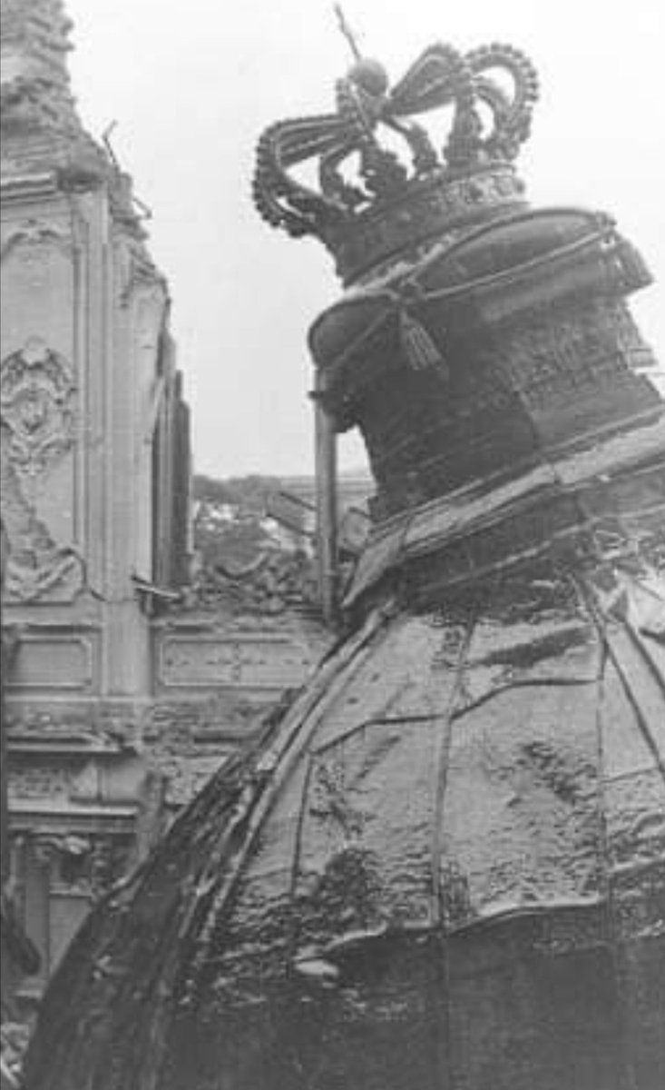 Na današnji dan 1941. kruna nije pala!
Samo se malo nakrivila.
Daće Bog da se ispravi i uspravi!
Moj deda nije dočekao, ne verujem da ću i ja, ali moj unuk Đorđe hoće!
To mu je zavet predaka!