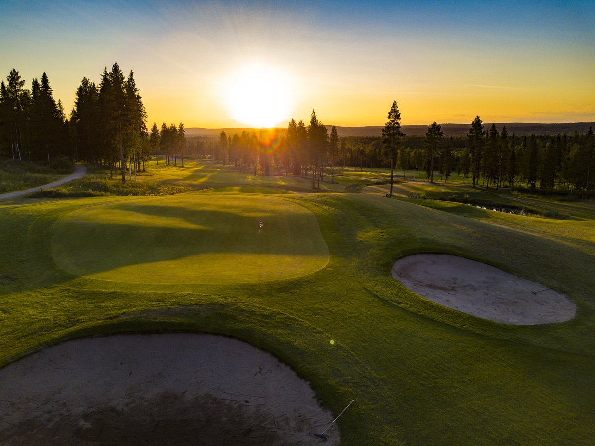 VisitRovaniemi's tweet photo. Imagine things to do under the Midnight Sun in Rovaniemi 😍 

How about golf? In Rovaniemi you can cross the Arctic Circle under the Midnight Sun while golfing, with the possibility of reindeer joining your fairway!

https://t.co/sGyXVh6ftO

#visitrovaniemi #lapland #golf https://t.co/TJsnLROfZd