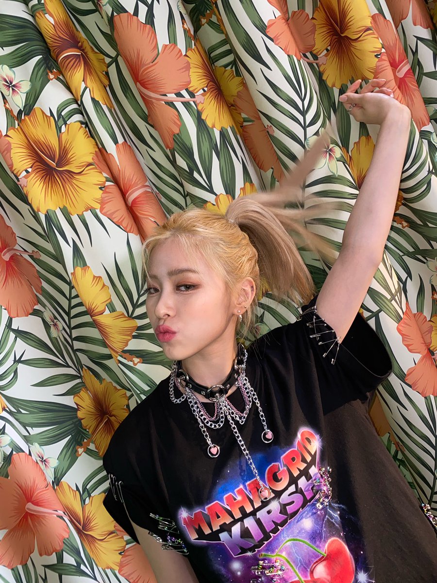SRJF1LES's tweet photo. #류진 #RYUJIN https://t.co/ny9rKySiDl