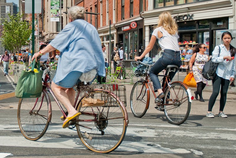 The 2022 #IPCC Report says “cities also provide opportunities for climate action (…) sustainable transport systems that connect urban and rural areas can all lead to a more inclusive, fairer society.” I don’t think they mean electric cars…

ipcc.ch/report/ar6/wg2…