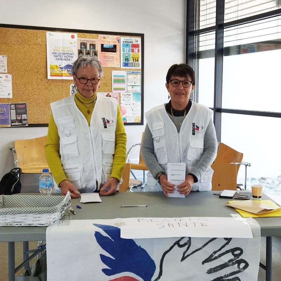 juliensueres's tweet photo. ⛑️ Les bénévoles du pôle santé du @SecoursPop82 présentes ce matin à l’université de #Montauban, pour accompagner les étudiants sur les questions de santé et évaluer leurs besoins. 
👉1 français sur 5 retarde ses soins ou y renonce. 
💙 Faites un don 👇
https://t.co/3bUXL2XbLo https://t.co/GeozZEnctc
