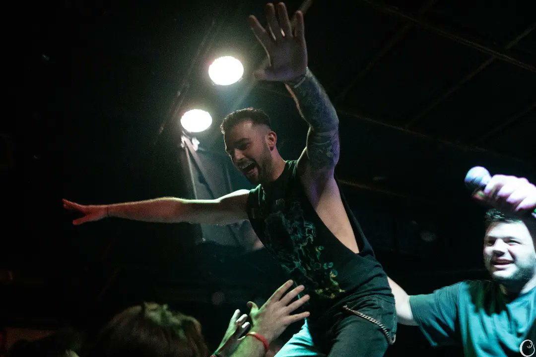 First gig after a long time, amongst old and new friends! 💜 The feeling never left but it sure feels good to be back! Let's keep it that way😤
#gigs #liveshow #metalfamily #metalcore