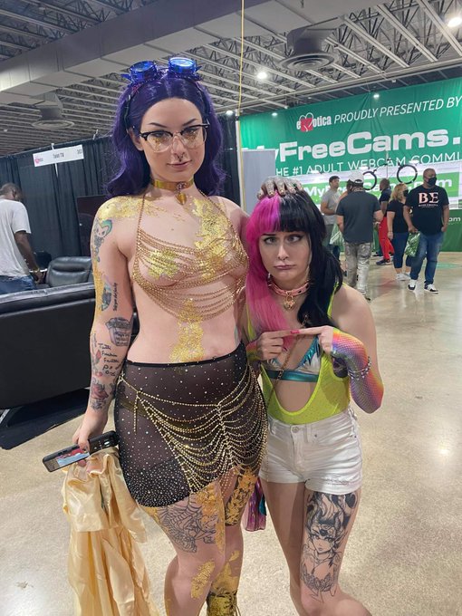 Who else is excited to see the size difference this year between me and @IvyMinxxx 🤣🤣🤣 can't wait for<a href="/tag/manyvids"class="tags"><span>#manyvids</span></a><a href="/tag/thedxsco"class="tags"><span>#thedxsco</span></a>