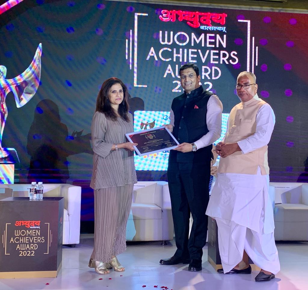 Congratulations to our Founder & CEO 
@SulajjaFirodia for receiving the Best Woman CEO of the year at the recently held Women Achievers Awards. We are proud to be led by her leadership & vision.

#Kinetic #KineticGreen #WomanCEO #WomenLeaders #BestWomanCEO #WomenAchievers