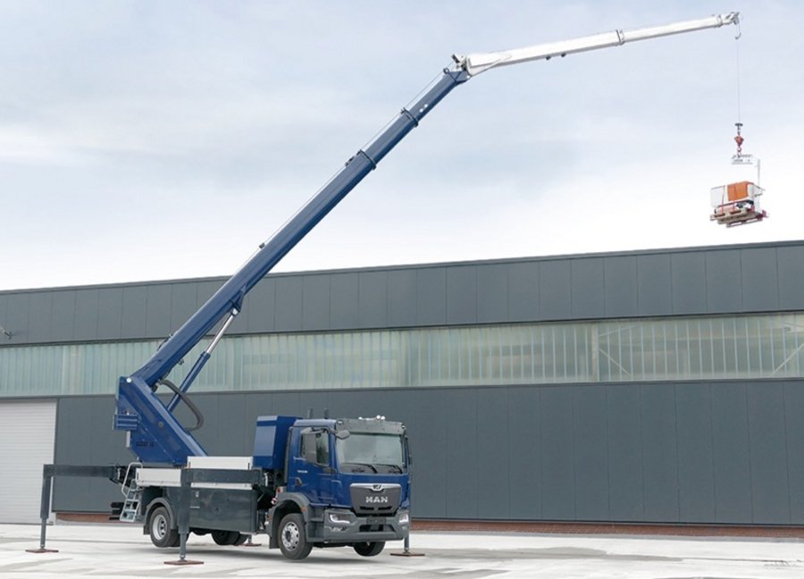 ABZ_News's tweet photo. Der neue #Böcker-#Autokran AK 42 arbeitet nach Herstellerangaben schneller denn je und punktet durch sein innovatives Mastprofil aus festem Feinkornstahl mit einer hohen Seitenstabilität für schwere Lasten, insbesondere im Bereich von 1 bis 3 t ... https://t.co/fJtdFxctc8 https://t.co/5C4rTtfSq9