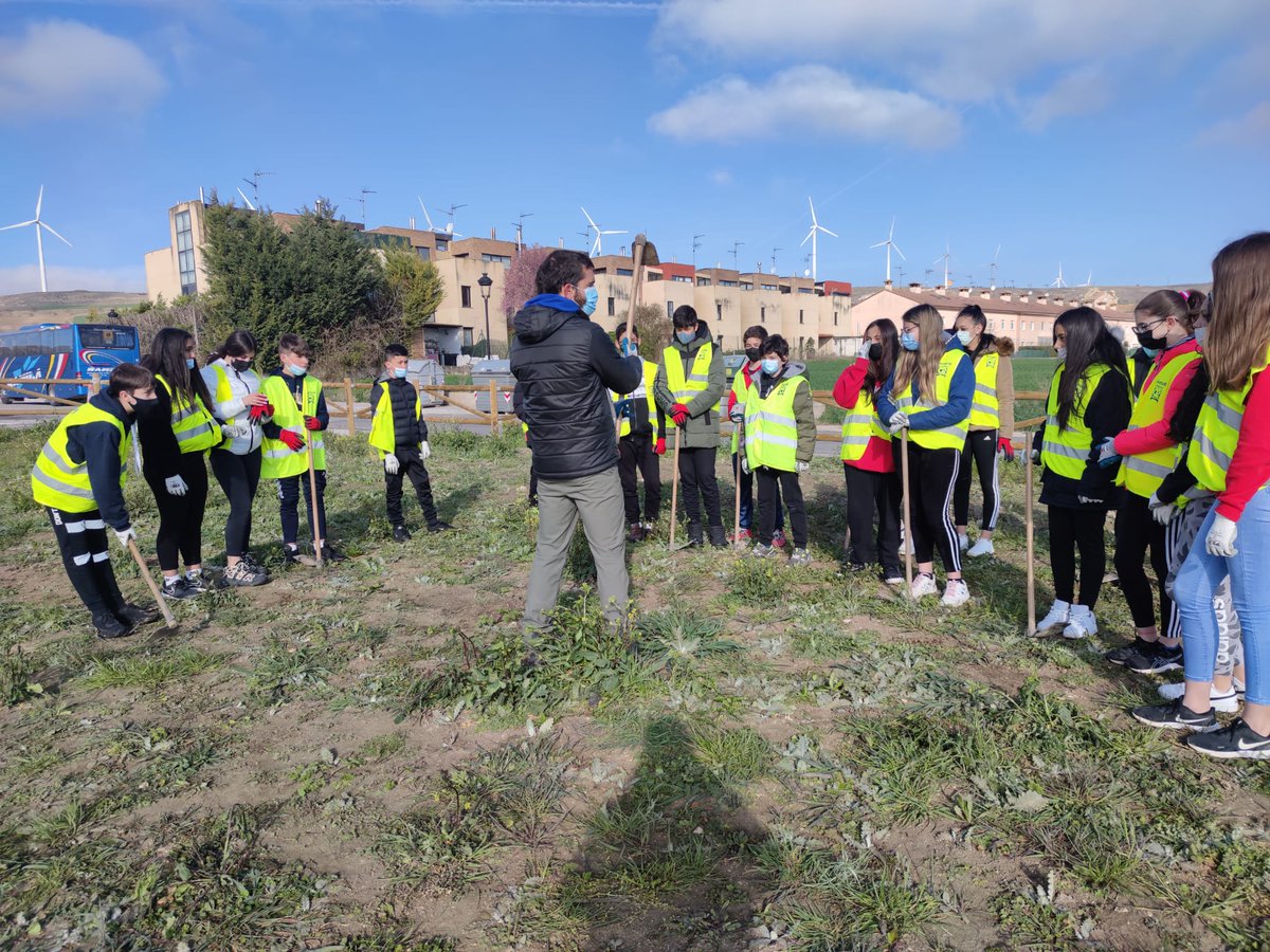 fundacionO2's tweet photo. #Arroyal
Segunda jornada de plantación con los alumnos del IES Conde Diego Porcelos, mucha entrega y ganas de mejorar el entorno, a la vez que aprender la importancia de participar activamente en estas actividades. https://t.co/R9ei6faf6v