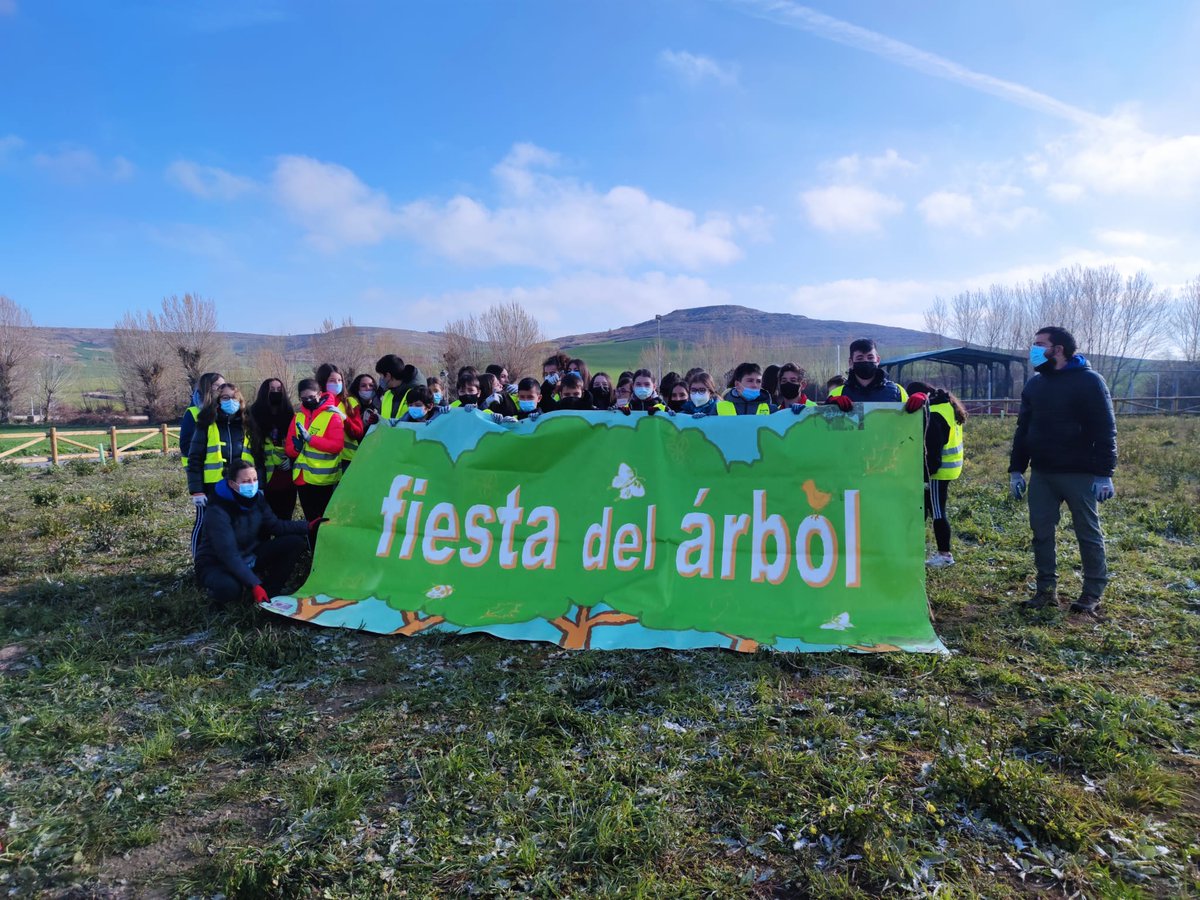 fundacionO2's tweet photo. #Arroyal
Segunda jornada de plantación con los alumnos del IES Conde Diego Porcelos, mucha entrega y ganas de mejorar el entorno, a la vez que aprender la importancia de participar activamente en estas actividades. https://t.co/R9ei6faf6v