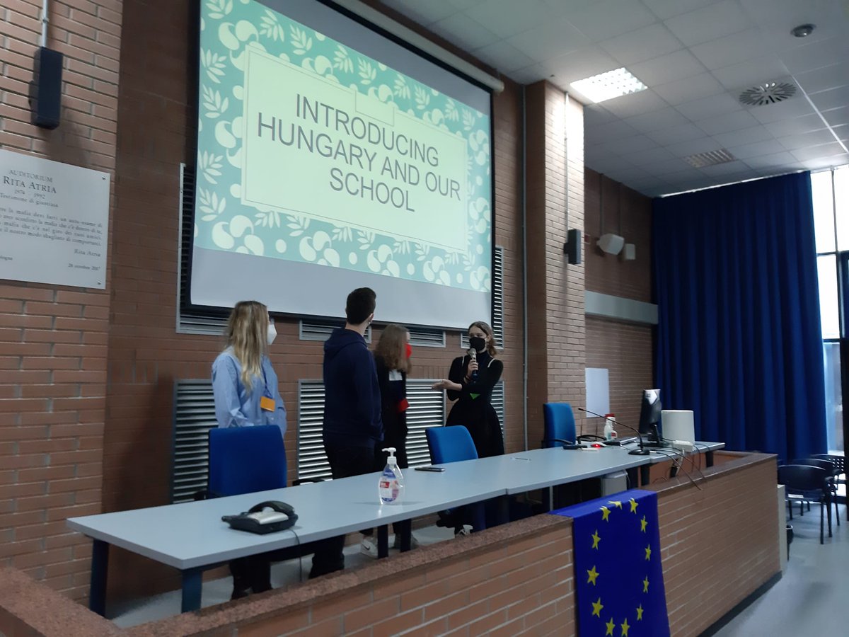 Cnr_Isof's tweet photo. European week in Bologna @liceo copernico, 4-8 april. Teams from Geel (BE), Budapest (HU) and Italy started common activities...finally all in presence!!!#eitrawmaterials #rmacademy #rawmaterials #education #rmatschools  #cnr researchers https://t.co/NV7H4rUlSA