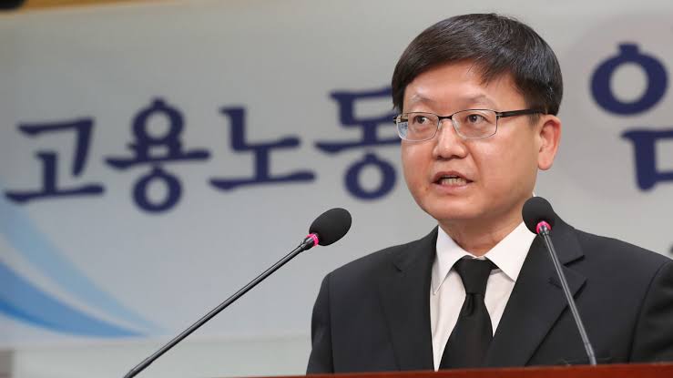 윤석열 당선자가 
문재인 초창기에 일자리 상황판 놓고 
주접 떨던 청와대 일자리수석비서관 
자리를 없애기로 했다고 한다

문재인 정권이 
일자리수석비서관 만들어서 
고액의 혈세 받아간 것들은  
반장식, 정태호, 황덕순, 임서정,,
이런 걸레 쪼가리들이다.