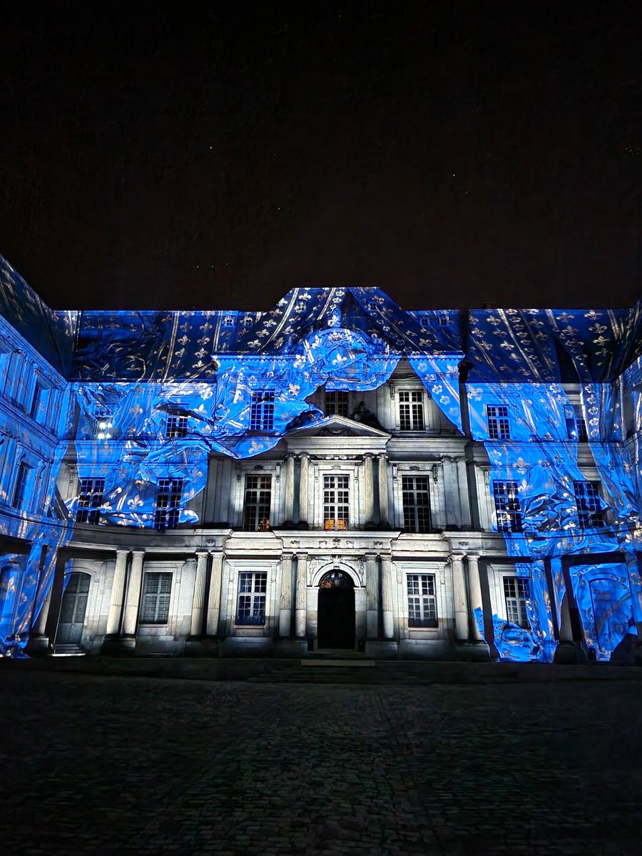 Omonchateau's tweet photo. 💫 À la nuit tombée, le @chateaudeblois  se transforme et s’illumine de mille feux !

👀 J’ai découvert le château d’un nouvel œil à travers l’objectif du #SamsungGalaxyS22Ultra et de son mode nuit grâce à @OrangeCVL 📱. Incroyable ! 

#Samsung #Orange https://t.co/Fe9QajTR5F