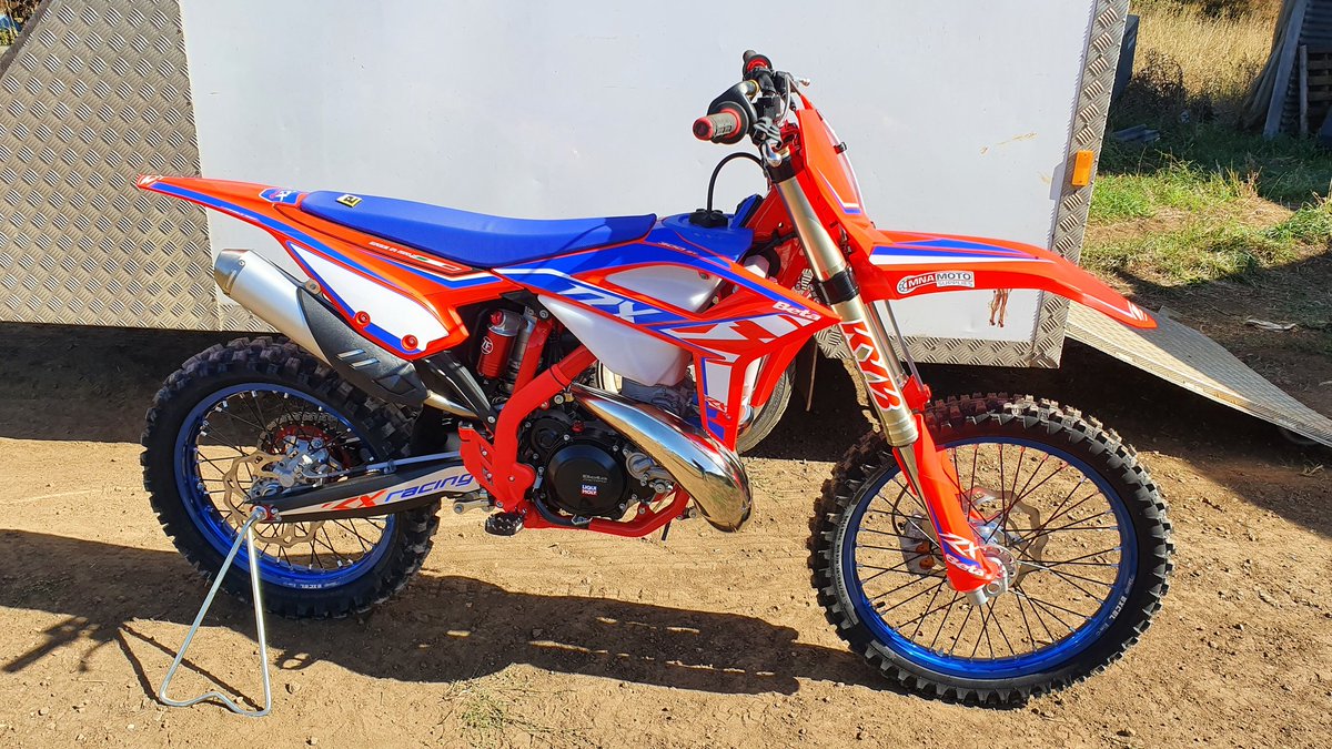 CraigDettling's tweet photo. New and shiny... #Beta300RX #2stroke @LinkBrokering @John_R_Bruce https://t.co/EeNnoKkfKq