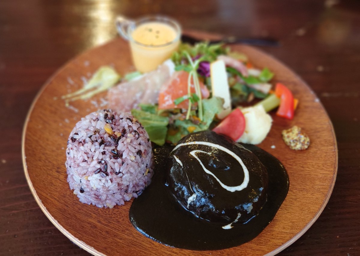 ka1gu2ya2l5ove's tweet photo. ランチしてきました
肉を 欲していた私…
時��の関係で
ハンバーグに…
でも ここの黒デミグラス
ハンバーグ…
美味しかったから
⭕です
スペシャルティコーヒーは
オレンジ風味の
不思議な味がしました☕
#LOCAVO さん https://t.co/4bJIM1VCkG
