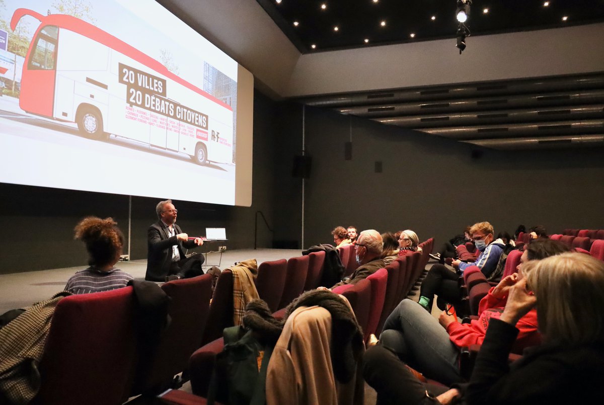 ClubAuvergne's tweet photo. 🚌Le #BusRSF de @RSF_inter s’est arrêté hier à  
@villedethiers et @ClermontFd✨
On a parlé droit à l’info, attentes des citoyens, lignes édito💬🗞🤩
📒Un livre blanc issu des échanges dans 20 villes de 🇫🇷 sera réalisé💡
@unboutdesmedias @cdeloire @MartinPIERRE14 @UCP2F_officiel https://t.co/uFO3L2PLM3