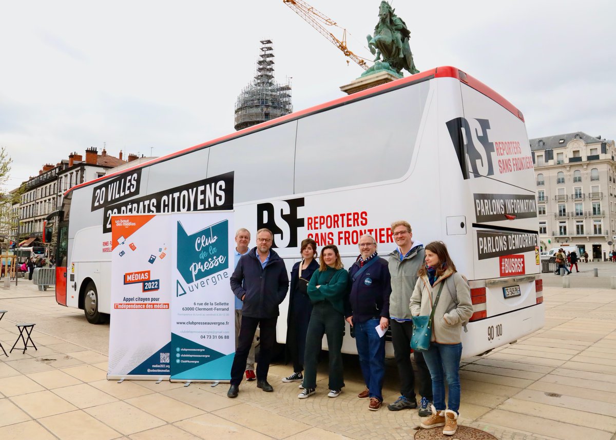 ClubAuvergne's tweet photo. 🚌Le #BusRSF de @RSF_inter s’est arrêté hier à  
@villedethiers et @ClermontFd✨
On a parlé droit à l’info, attentes des citoyens, lignes édito💬🗞🤩
📒Un livre blanc issu des échanges dans 20 villes de 🇫🇷 sera réalisé💡
@unboutdesmedias @cdeloire @MartinPIERRE14 @UCP2F_officiel https://t.co/uFO3L2PLM3