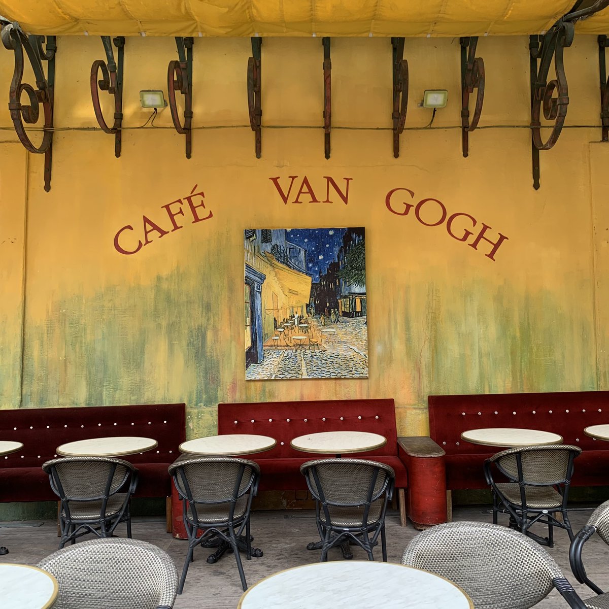 #프랑스 #france #6
#아를 #arles #원형경기장 에 들렀다 
드디어 내부 입장 ㅋ 예상치못한 규모와 
위에서 본 아를 전경이 아름다워서 놀랐다 
내려와서 #반고흐 의 흔적을 따라다녔다 
#예술의도시 아를! 굉장히 만족스러웠다