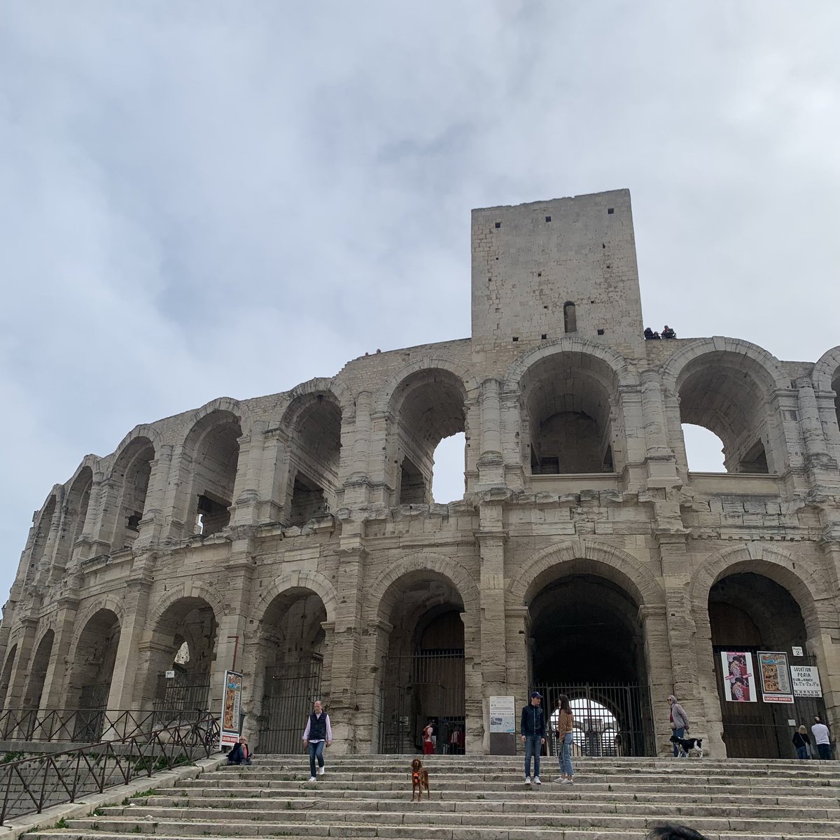 crazyboy_91's tweet photo. #프랑스 #france #6
#아를 #arles #원형경기장 에 들렀다 
드디어 내부 입장 ㅋ 예상치못한 규모와 
위에서 본 아를 전경이 아름다워서 놀랐다 
내려와서 #반고흐 의 흔적을 따라다녔다 
#예술의도시 아를! 굉장히 만족스러웠다 https://t.co/IE7ei96kqp