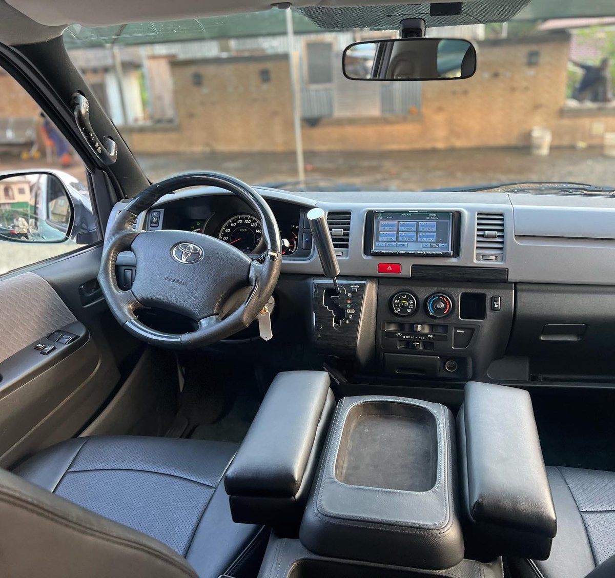 CarsConnectNG's tweet photo. 🤳 TOYOTA HIACE BUS #HummerBus
●➖➖➖➖➖➖➖➖➖●
Automatic Transmission
Year: 2013 Model
Status: Foreign Used
Duty: Fully Paid
Price: ₦16.5M
Location: Abuja 🇳🇬
Call/W: 08068278079
🇳🇬Nation Wide Delivery👀
Please Retweet 🙏
#ALjufu #ccngsbmng #CarsConnect https://t.co/KqWl1y7b3M
