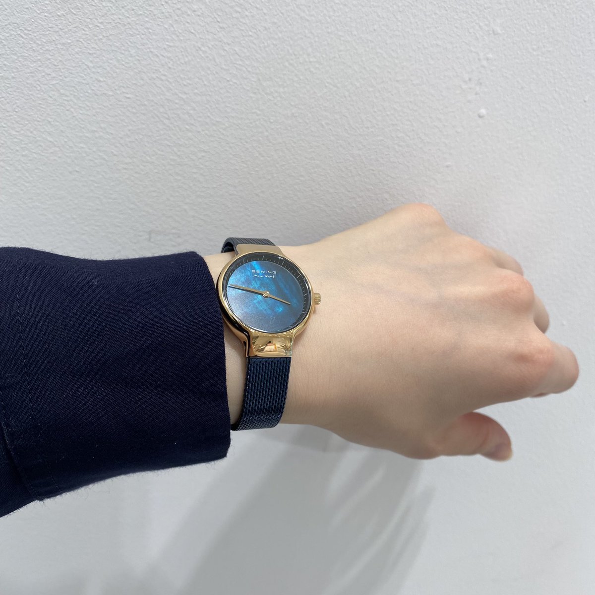 BERING_Japan's tweet photo. /
スタッフ着用ウォッチ
\
まるで深海を思わせる、
#白蝶貝 を全面に使用した文字盤が
印象的な美しい1本です。
夏が近くなってきたら一層活躍してくれそうです✨
白シャツ×デニムなどの装いに相性抜群です!
【品番】15527-367
【価格】¥26,400(税込)
#bering #ベーリング #maxrene #海 https://t.co/XQmOV0oI95