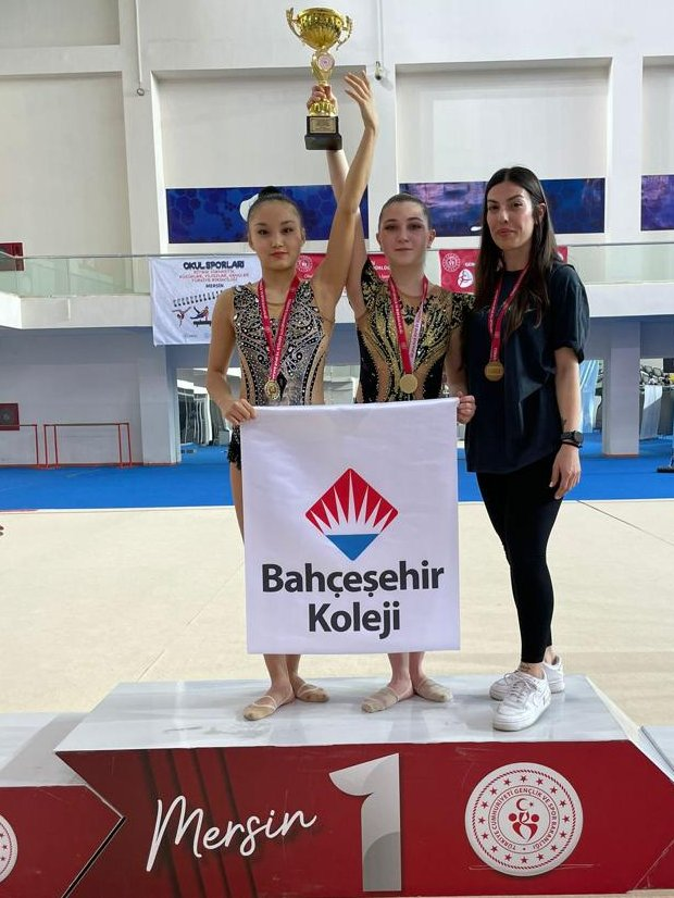 2-3 Nisan tarihinde Mersin ilinde düzenlenen Okullar Arası Gençler A Ritmik Cimnastik Türkiye Şampiyonasında 🥇 olan Alanya Bahçeşehir Koleji Ritmik Cimnastik Kız Takımımızı yürekten kutluyoruz.