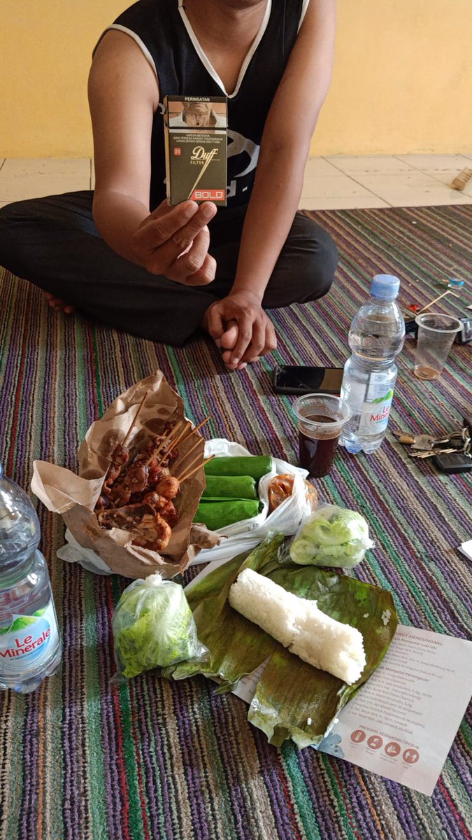 giemh's tweet photo. @AndiWenas @Hilmi28 Kaya nya kamu kekurangan makan https://t.co/OhHoKSMxxO