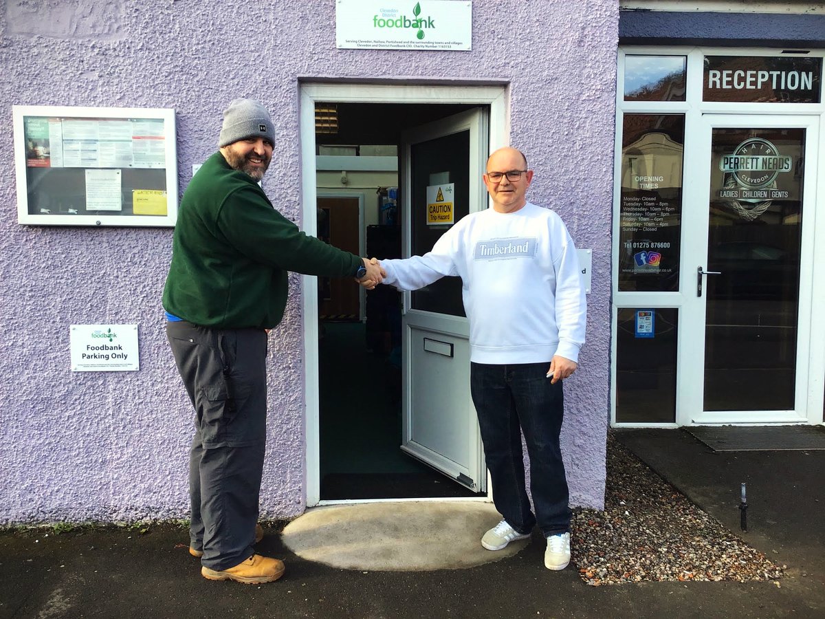 cleankilluk's tweet photo. We are pleased to be supporting the Clivedon District #Foodbank.

Learn how we are helping them to deliver safe, pest-free food to residents in the #Clivedon area of #Bristol: https://t.co/tpURPfe9lr

#supportlocal #charitysupport @TrussellTrust 

Image: Wayne with Scott Dyer https://t.co/JsWV7VS0Lm