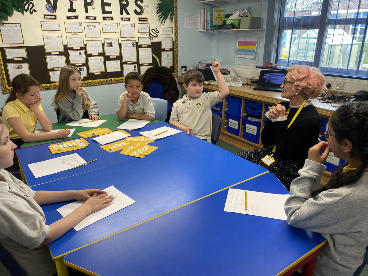 HullsEnterprise's tweet photo. Another visit to a school  (@GillshillPS) to start @hullccnews £5 Blossom programme with @mulberrysap and #Ruth from St Stephens as part of #FutureHull to raise the importance of #EnterpriseSkills #Big13EnterpriseSkills https://t.co/urS4YYMvjt