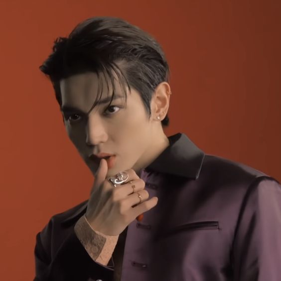 hourly taeyong ! tweet media