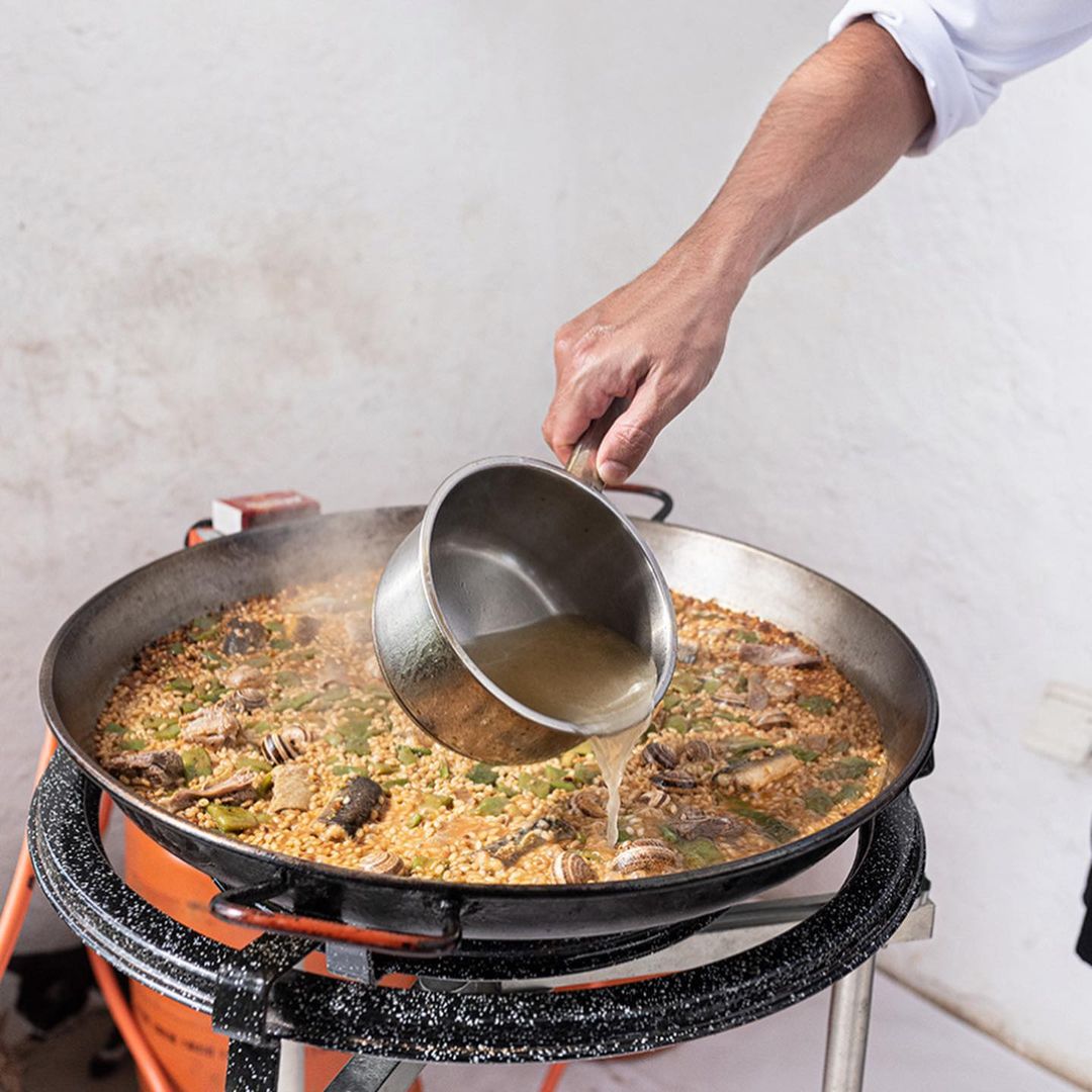BenvingutsPages's tweet photo. La paella 🥘 és el plat més festiu, el més viatger, el més rotund i el que més alegrement entra pels ulls 🍽
.
#BenvingutsAPagesTotLany #BenvingutsAPages #SocPages #SocPagesa #productelocal #FestaDeLaPagesia #Pagesiacatalana #productedetemporada https://t.co/X3shanrcoF