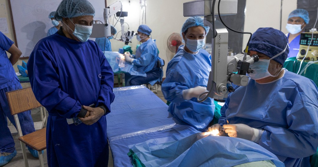 mrtejkohli's tweet photo. Mr. Tej Kohli, co-founder of the #TejKohliandRuitFoundation observes God of Sight Dr Sanduk Ruit perform his seven minute miraculous surgery in #Doramba, Nepal. #PreventableBlindness #2030insight #TejKohliRuit #Tejtalks https://t.co/CeTxdP5oEh