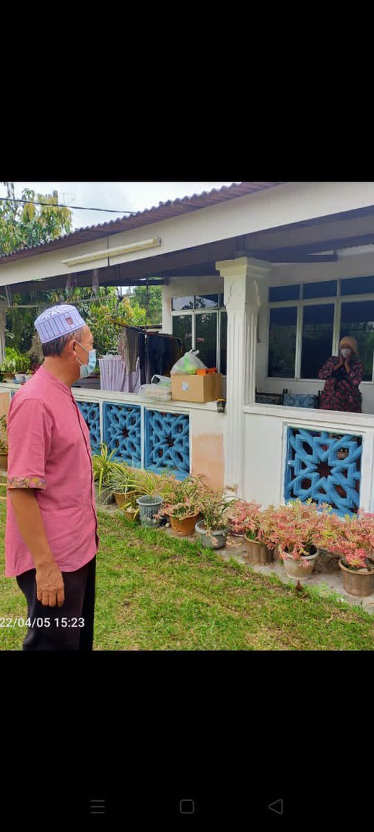 CkgAbdAziz's tweet photo. Alhamdulillah, selepas dapat makluman daripada staf pejabat, ada yang memerlukan bantuan. Team dan saya terus bergegas untuk memberi sedikit bantuan kepada keluarga yang  positif COVID-19 di dalam bulan Ramadhan ini.

#CikguAzizTalib #MaharaniPrihatin #MuoSederap https://t.co/rYm1Ph26Zd