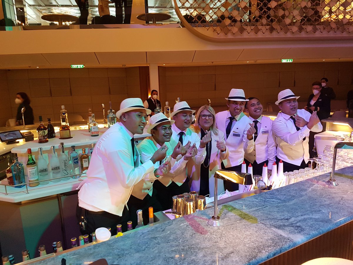 TTGGrace1's tweet photo. Amazing welcome onboard the @celebritycruise #celebritybeyond with @LisaLutoffPerlo @JoRzyCruise #captainkatemccue and #jasonliberty https://t.co/jbWXZH0NZT