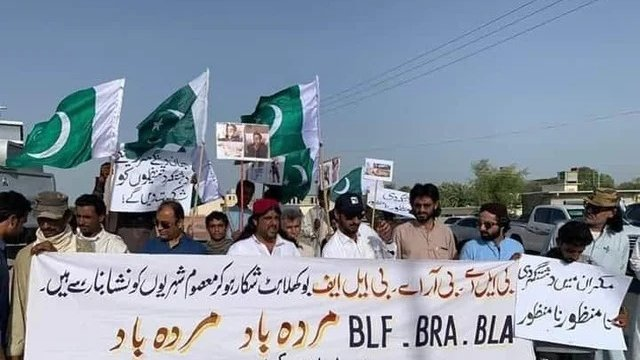 F16Baloch's tweet photo. In Balochistan, cowardly forces began to advance the general population, with mass protests against organizations around Turbat, demanding stern action against terrorist patrols.
#BLFshouldReturnDaulatsDeadBody https://t.co/eijSfnAt5T