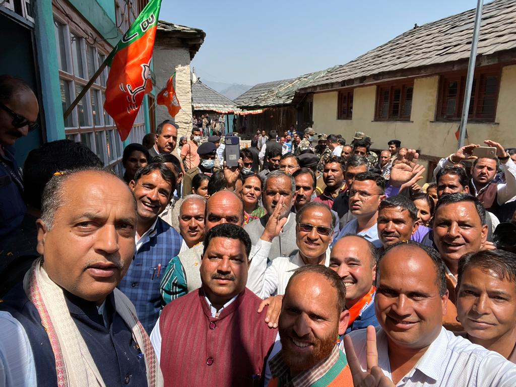 BJP4Himachal's tweet photo. "कार्यकर्त्ता का सम्मान, भाजपा की पहचान"

हिमाचल प्रदेश के यशस्वी मुख्यमंत्री @jairamthakurbjp जी ने अपने सिराज विधानसभा क्षेत्र के झुंडी बूथ के अध्यक्ष बुद्धि सिंह जी के घर जाकर उनके नाम क��� नेम प्लेट लगाकर @BJP4Himachal के जनसंपर्क महाभियान का शुभारंभ किया।

#SelfieWithNamePlate https://t.co/UyPDrifIJu
