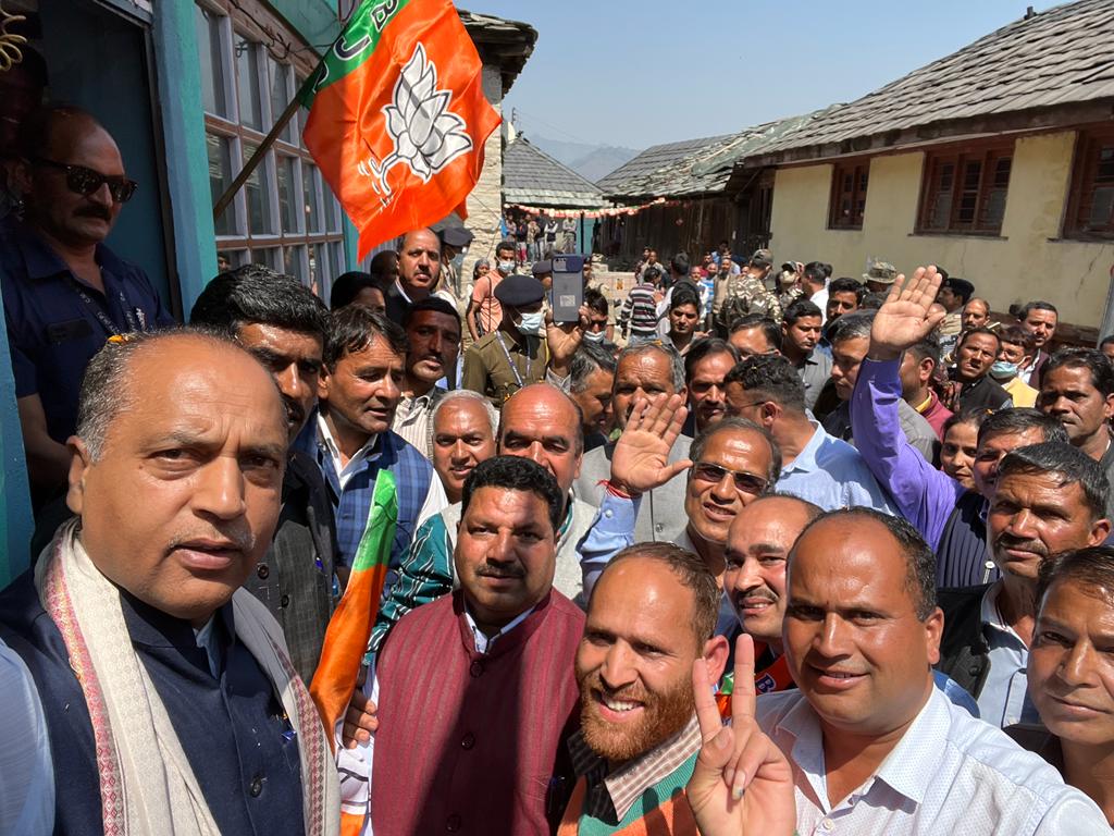 BJP4Himachal's tweet photo. "कार्यकर्त्ता का सम्मान, भाजपा की पहचान"

हिमाचल प्रदेश के यशस्वी मुख्यमंत्री @jairamthakurbjp जी ने अपने सिराज विधानसभा क्षेत्र के झुंडी बूथ के अध्यक्ष बुद्धि सिंह जी के घर जाकर उनके नाम क��� नेम प्लेट लगाकर @BJP4Himachal के जनसंपर्क महाभियान का शुभारंभ किया।

#SelfieWithNamePlate https://t.co/UyPDrifIJu