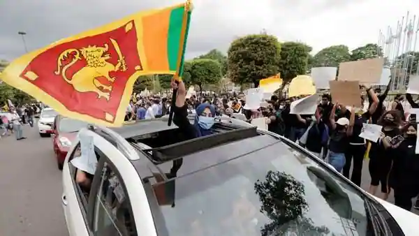 aditya_kondawar's tweet photo. A State of emergency has been declared in Sri Lanka.

Social media sites have been banned. There is a shortage of food, fuel, and medicine.

There are long daily power cuts and cancellations of exams due to a lack of ink and paper!

What is happening in Sri Lanka 🧵👇 https://t.co/vCqJM4fc3h