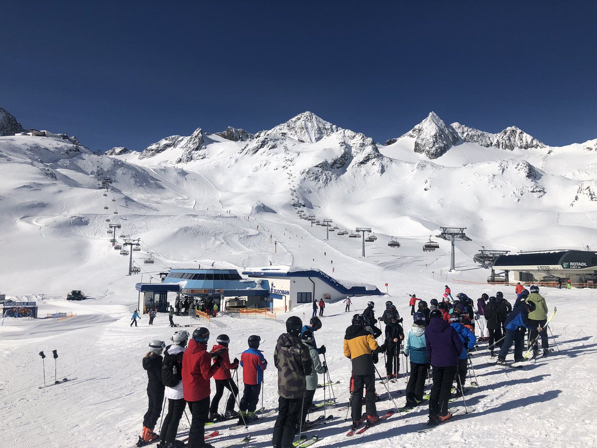 wrenski2022's tweet photo. Another glorious morning on the slopes @Wren_Academy https://t.co/V7dk6autWB