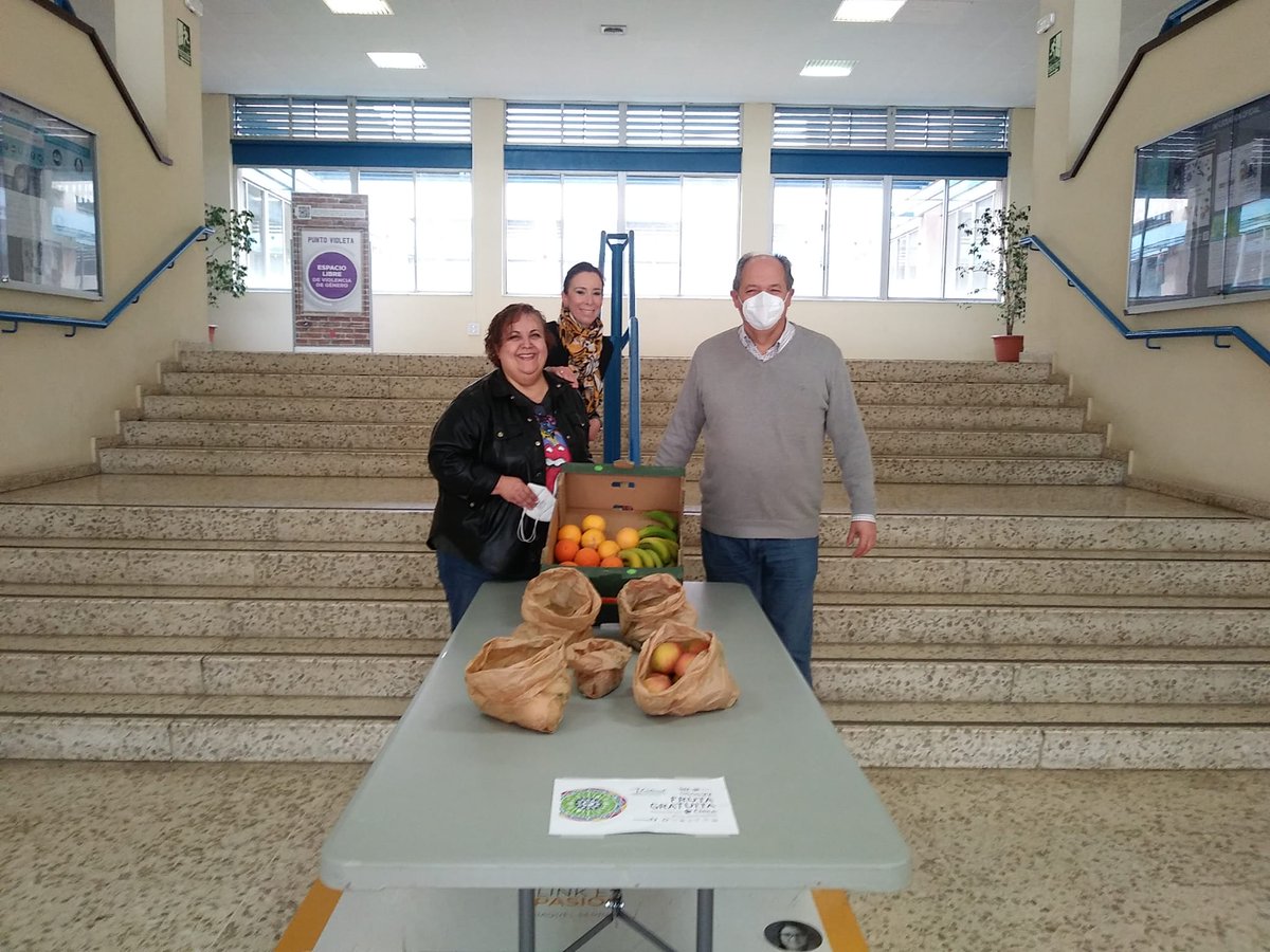 vrigualdadUMA's tweet photo. Hoy fruta #gratis con motivo del I Festival de @umasaludable.
En el #aulario Rosa de Gálvez, @IndustrialesUMA y @MedicinaUMA ya han comenzado a repartir.
¡Mándanos tu foto! https://t.co/KTa3VC6AeH