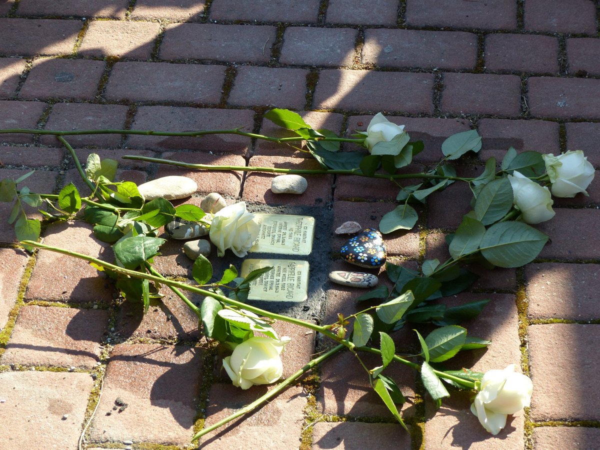 roquejeoffre's tweet image. A Biesheim, pose de stolpersteine, ces pavés de mémoire, honorant les victimes de la Déportation. Un geste mémoriel marquant en ces temps de résurgence de l’antisémitisme en France #dnainfos #Alsace  - c.dna.fr/defense-guerre…