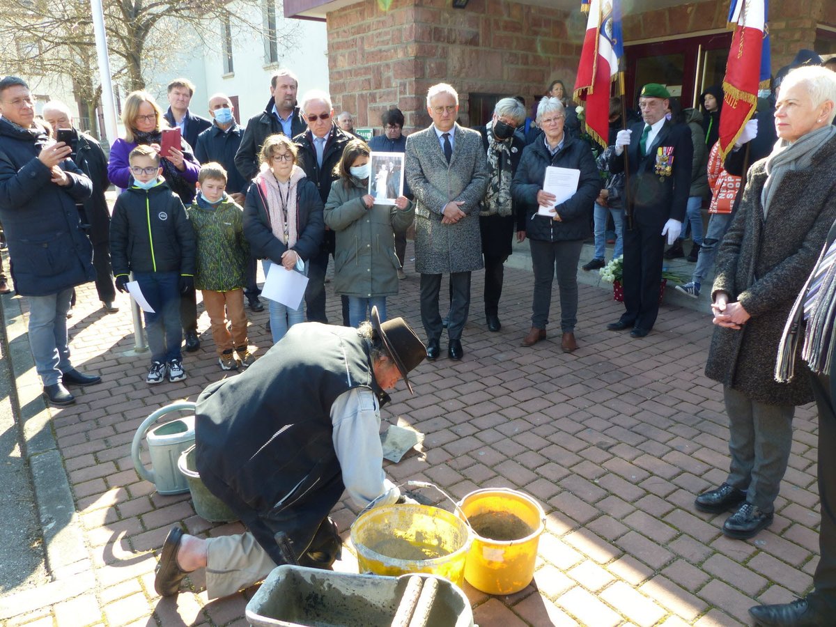 roquejeoffre's tweet image. A Biesheim, pose de stolpersteine, ces pavés de mémoire, honorant les victimes de la Déportation. Un geste mémoriel marquant en ces temps de résurgence de l’antisémitisme en France #dnainfos #Alsace  - c.dna.fr/defense-guerre…
