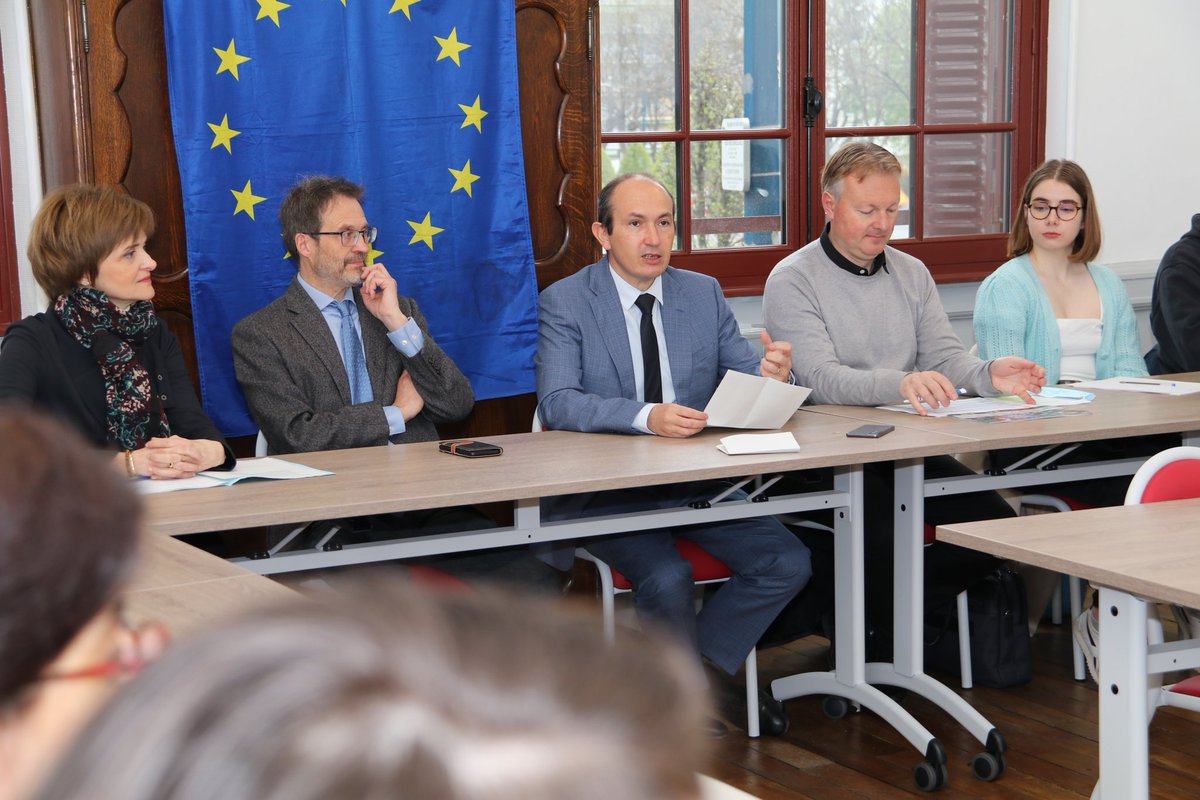 acclermont's tweet photo. Le Recteur @BenmiloudKarim est avec les lycéens élus du #CAVL, @CIEDClermont63 et @JE_Auvergne pour une séance consacrée à la présidence française de l'union Européenne.
🇪🇺retour sur le projet "lycée de l'Europe"
🇪🇺4 ateliers consacrés aux priorités de la #PFUE2022 
@DAVLClermont https://t.co/1m4EYY2xGi