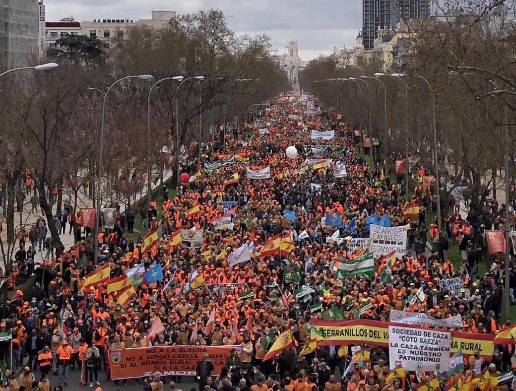 La <a href="/RFECaza/">RFEC</a> anuncia nuevas #movilizaciones contra el último ataque del Gobierno de <a href="/desdelamoncloa/">La Moncloa</a> a la #caza 

LA MAREA NARANJA VUELVE A LA CALLE‼️#NaranjaEsCaza: ow.ly/3rSH30sgEWz