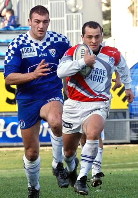 rugbysphere's tweet photo. La petite Histoire ne dit pas si Olivier Brouzet (@UBBrugby ) a réussi à rattraper Thomas Castaignède (@CastresRugby ) 🤔😁

#rugby #rugbyvintage https://t.co/1C1C6Tcq8M