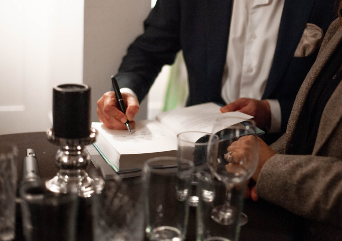 wearewhitefox's tweet photo. Arçelik CEO @h_bulgurlu launched his inspiring book #AMountainToClimb last Tuesday at @sohohouse The evening was full of important discussions on #sustainability and aspirations for a better future, delving deep into some critical issues.
📸 @GyoriJackson https://t.co/4enSBzWmt0