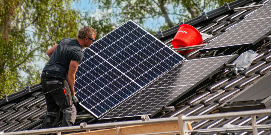 pvmagazine_de's tweet photo. EEG-Osterpaket vom Kabinett verabschiedet: Mit der Novelle sollen unter anderem die Ausbaupfade für Photovoltaik und andere Erneuerbare angepasst werden. Es ist eine Erhöhung der Solarförderung für Volleinspeiser vorgesehen… https://t.co/lq1lU3PXW6 #solarenergy #solarpv #solar https://t.co/RXw25b5P0c