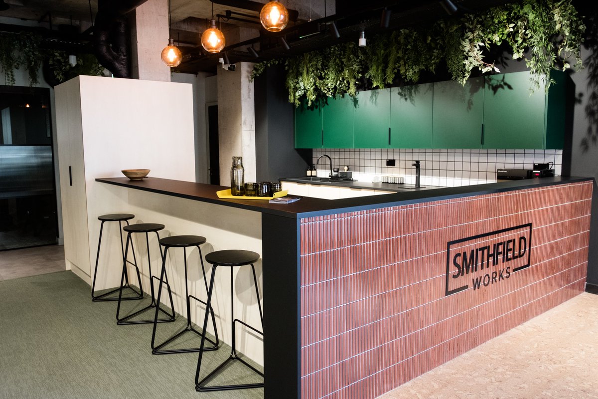 SmithfieldST1's tweet photo. Our new co-working space has been kitted out with everything you'll need to have a successful, productive day in the office, including this beautiful kitchen area🍽

Because #SmithfieldWorks.

#Hanley #Stoke #Office #coworkingspace #interiordesign https://t.co/cnqkjCwzXx