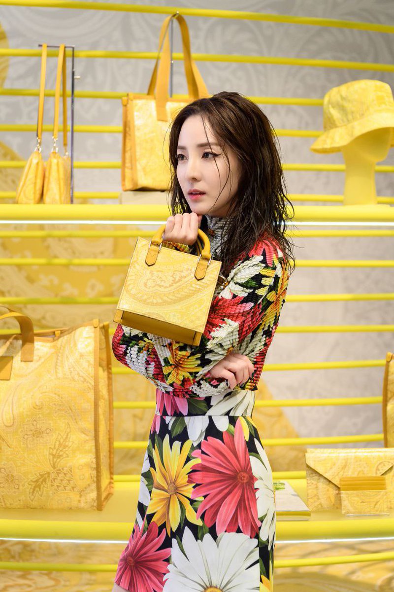 krungy21's tweet photo. #광고
#LiquidPaisley
#Etro
 에트로 2022 S/S 캡슐 컬렉션 리퀴드 페이즐리  완전 내 스타일이야…💛💗💚 https://t.co/toSpeA8GFI