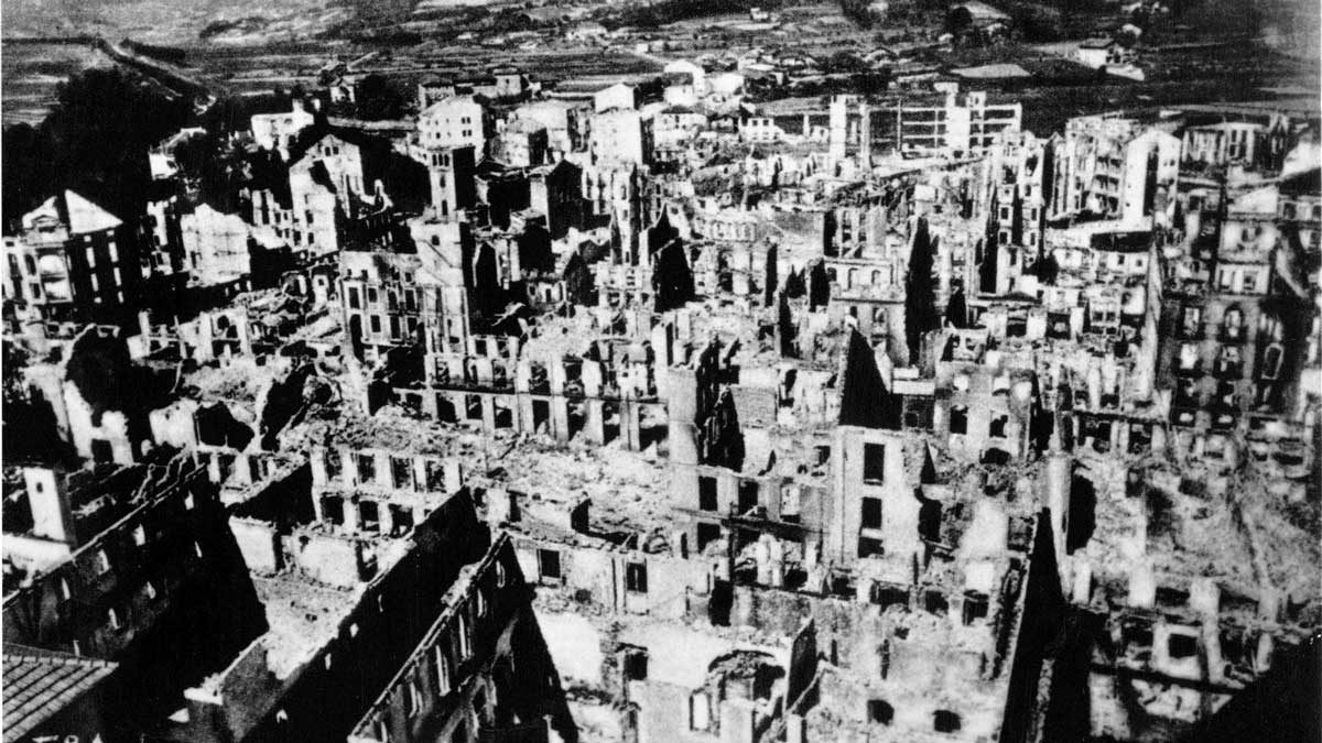 DanielAquillue's tweet photo. Desastres de la guerra.

Cuando un ejército bombardea con toda su potencia artillera una ciudad, en un marco de guerra total. 4 estampas, por desgracia, atemporales, aunque cada en su contexto.

1809, 1871, 1937, 2022. https://t.co/kMNJXWY71z