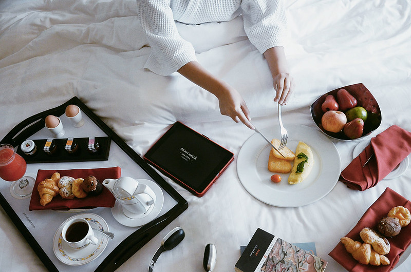 registry_e's tweet photo. To welcome the holy month of Ramadan, Gran Melia Jakarta offers guests an extravagant iftar feast and a range of sophisticated Ramadan hampers to share the bliss of the holy month...https://t.co/QZ4eRgA2ft
.
.
#registryindonesia #wine #dining #night #granmeliajakarta #Ramadan https://t.co/bWOCnfLUxV